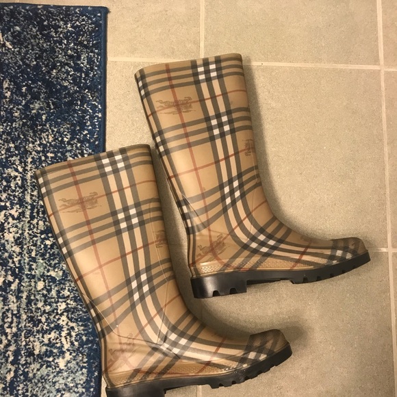 Burberry Rain-boots (size 10) - Picture 5 of 6